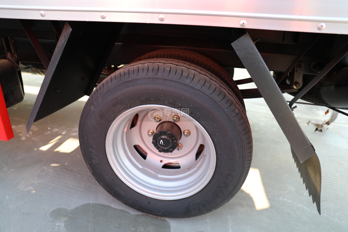 跃进福运S80国六3.4米易燃液体厢式运输车轮胎
