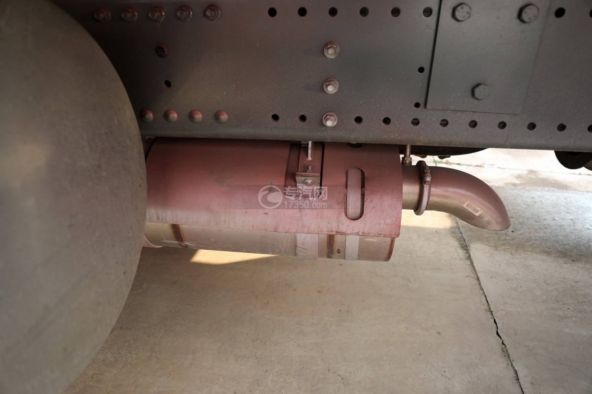 重汽豪沃单桥器材消防车尾气排放管