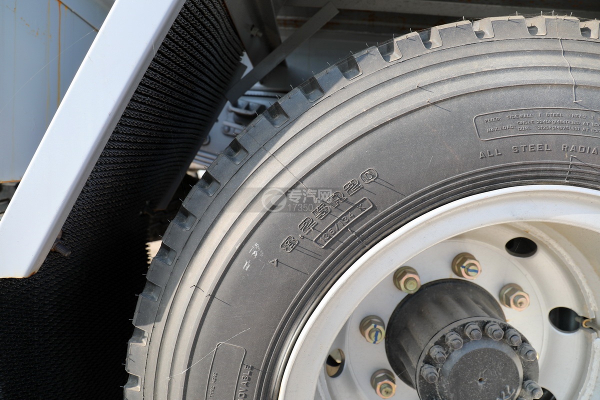 东风凯普特K7国六8方加油车轮胎细节