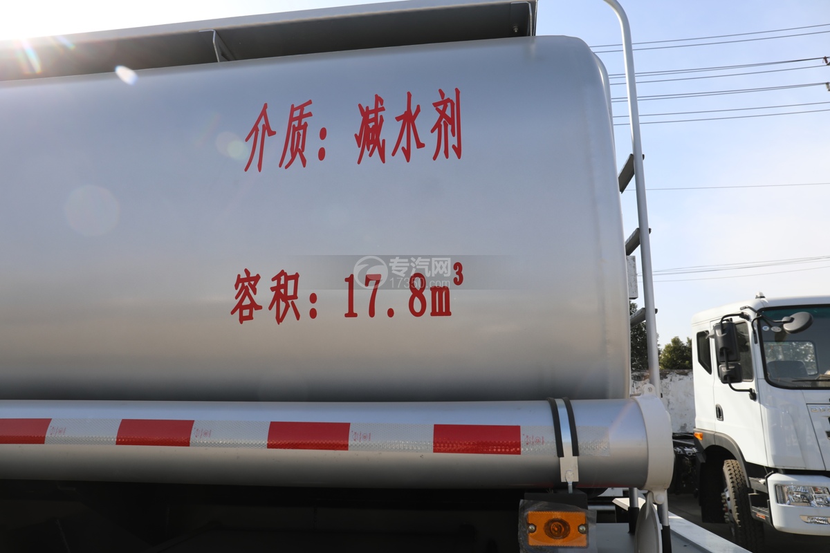 东风天锦VR小三轴国五17.8方普通液体运输车罐体标识