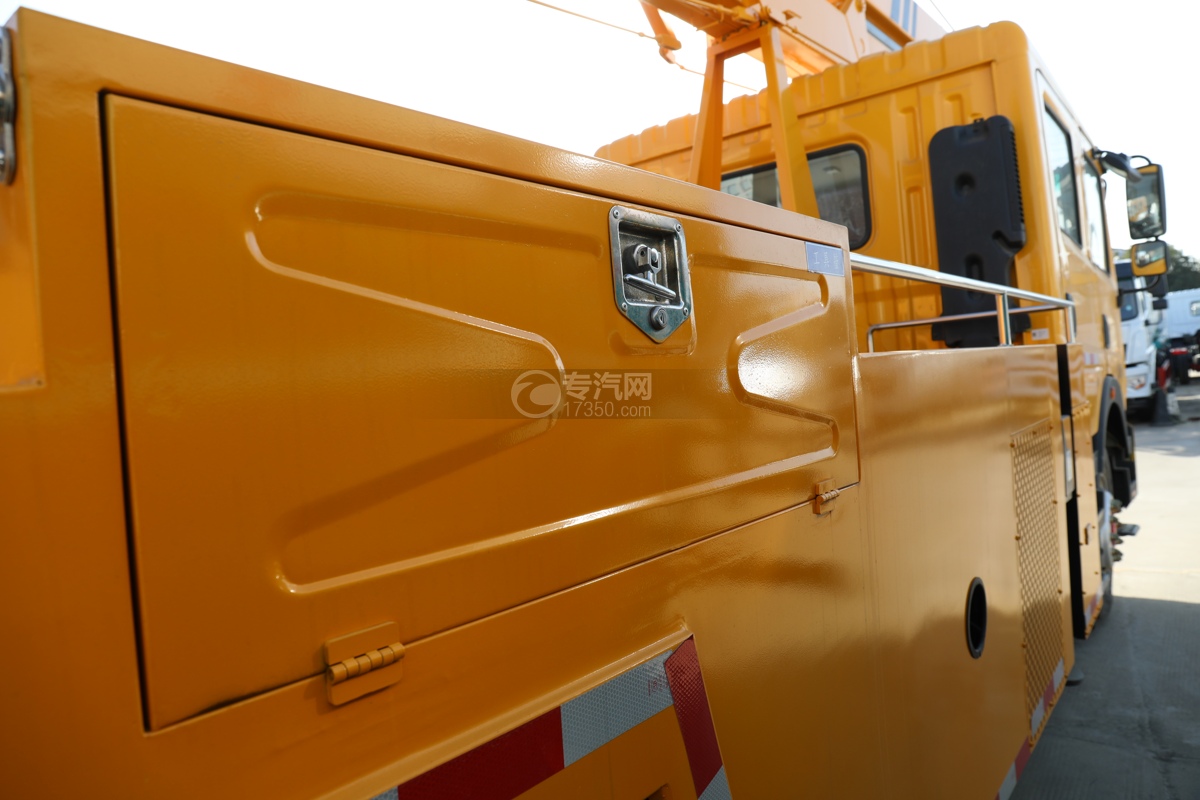 东风多利卡D9双排座22米折叠臂式高空作业车工具箱