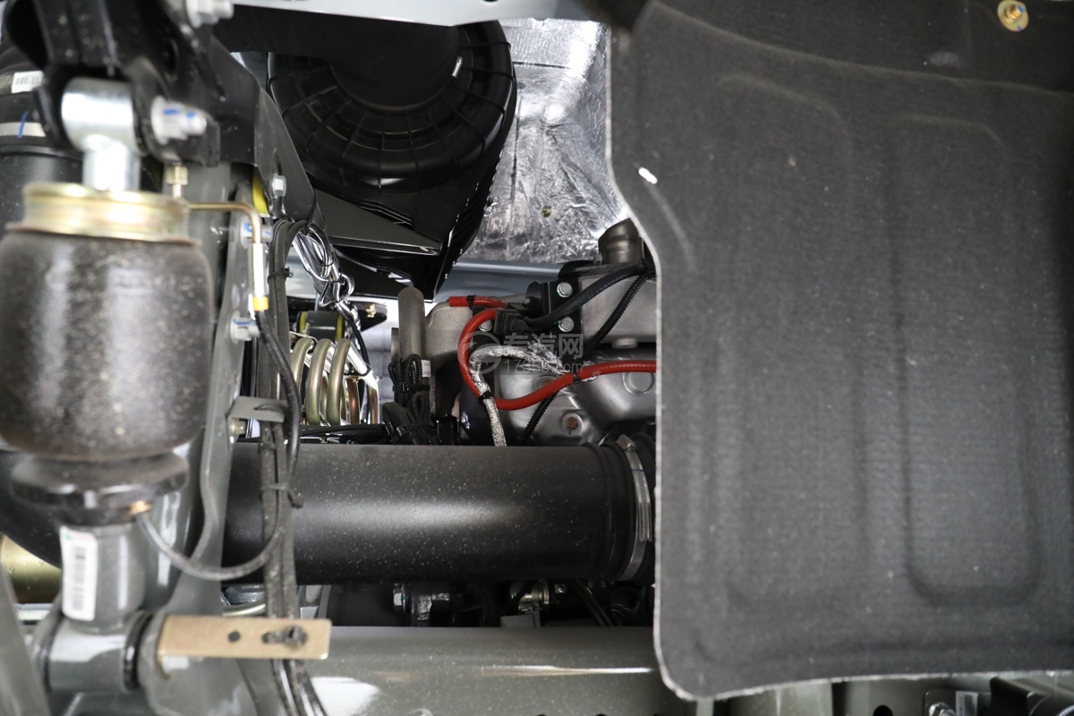 重汽豪瀚N7G前四后八国六9.55米冷藏车发动机