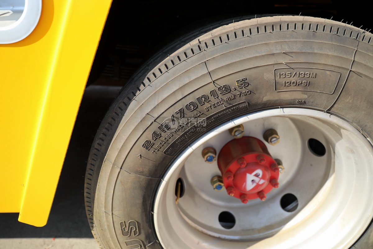 东风多利卡D8国六拖吊联体黄牌清障车轮胎细节