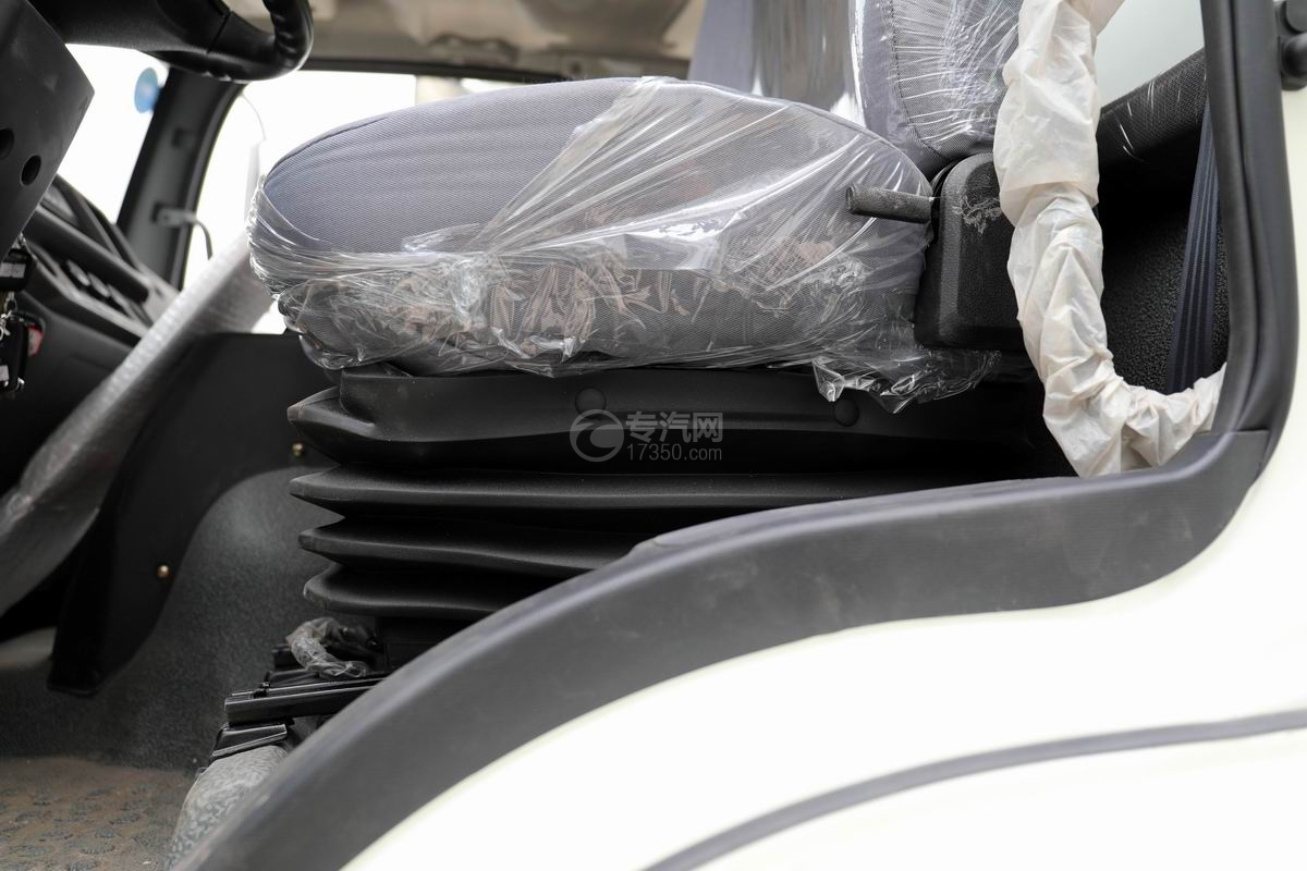 奥驰V6国六散装饲料运输车气囊座椅