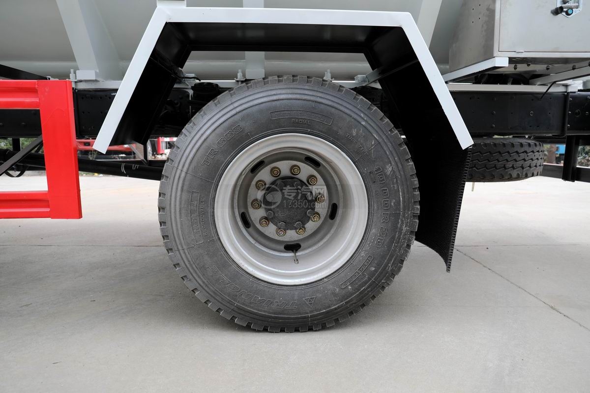 奥驰V6国六散装饲料运输车轮胎