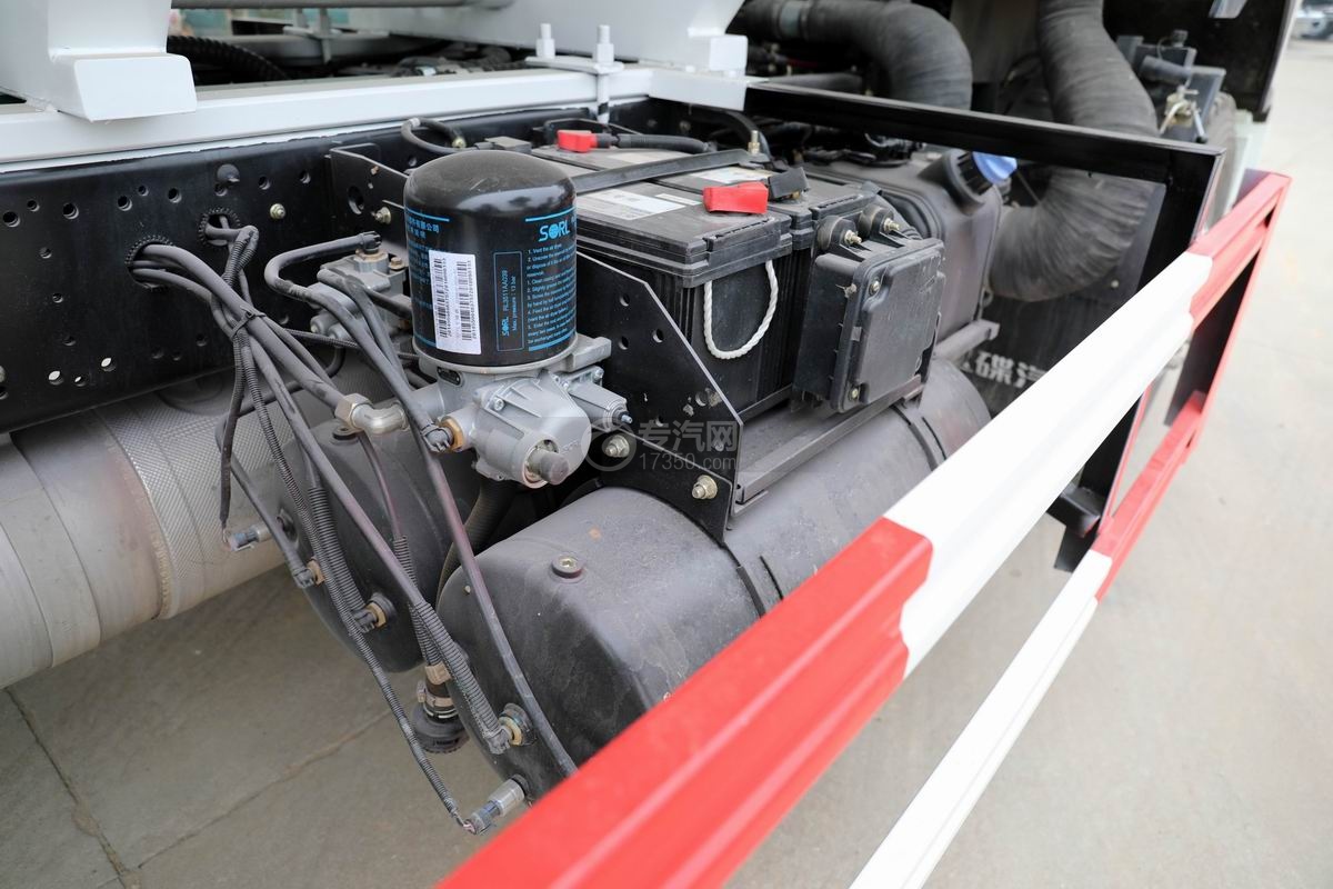 奥驰V6国六散装饲料运输车储气罐和蓄电池