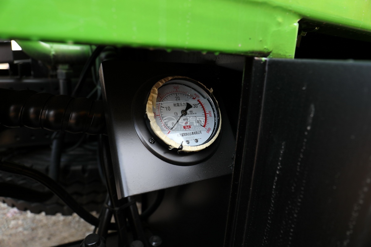 陕汽德龙新M3000后双桥国六16.79方清洗吸污车(绿色)压力表
