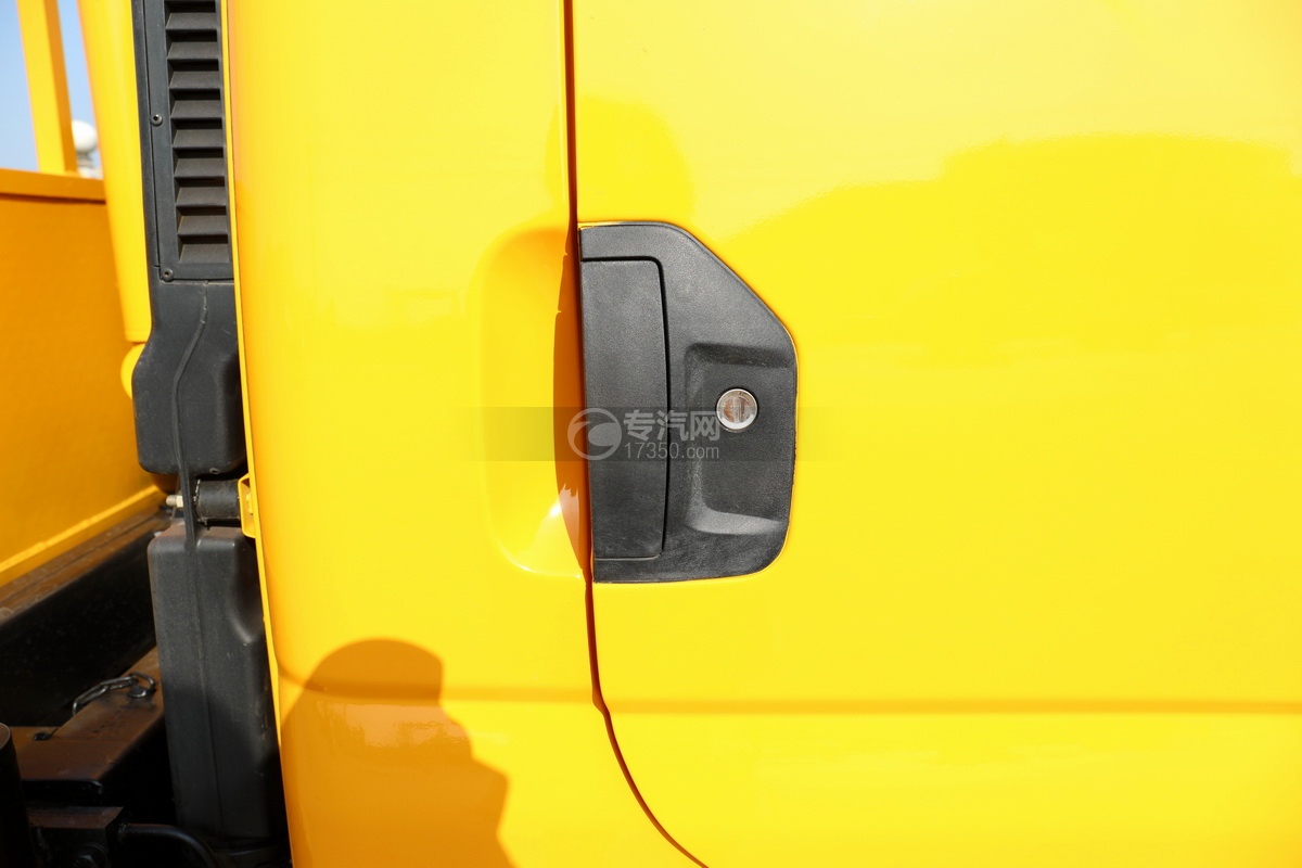 飛碟締途柴油版國六1.8噸折臂隨車吊(黃色)車門把手