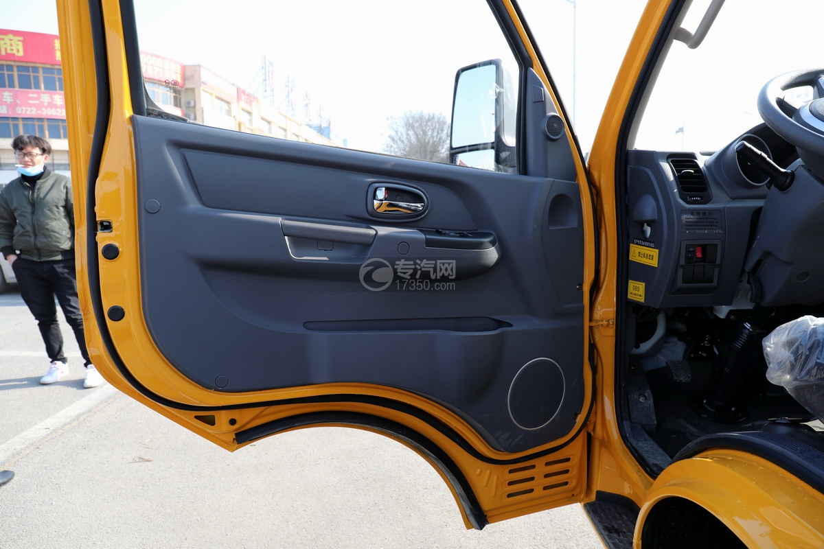 飛碟締途柴油版國六1.8噸折臂隨車吊(黃色)車門細節