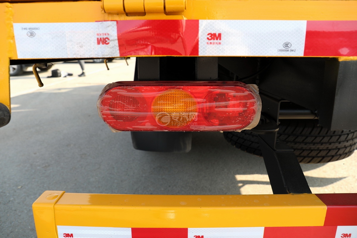 飛碟締途柴油版國六1.8噸折臂隨車吊(黃色)尾燈