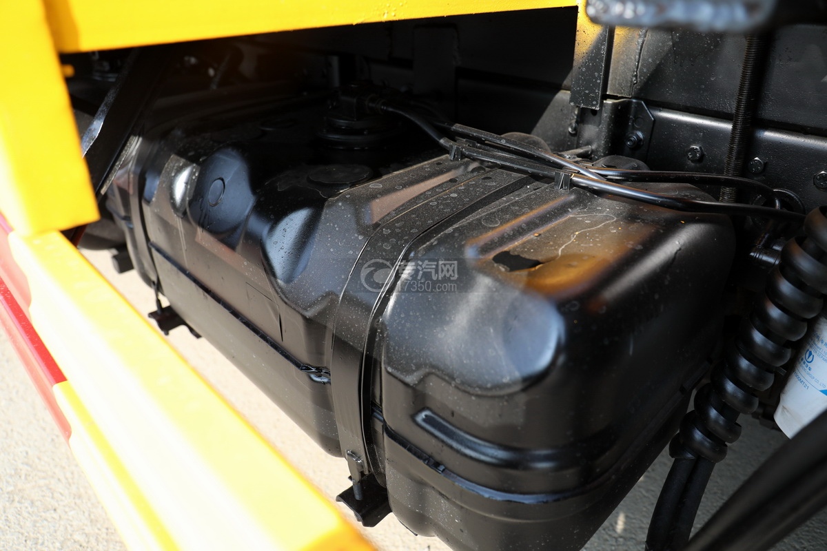 飛碟締途柴油版國六1.8噸折臂隨車吊(黃色)油箱