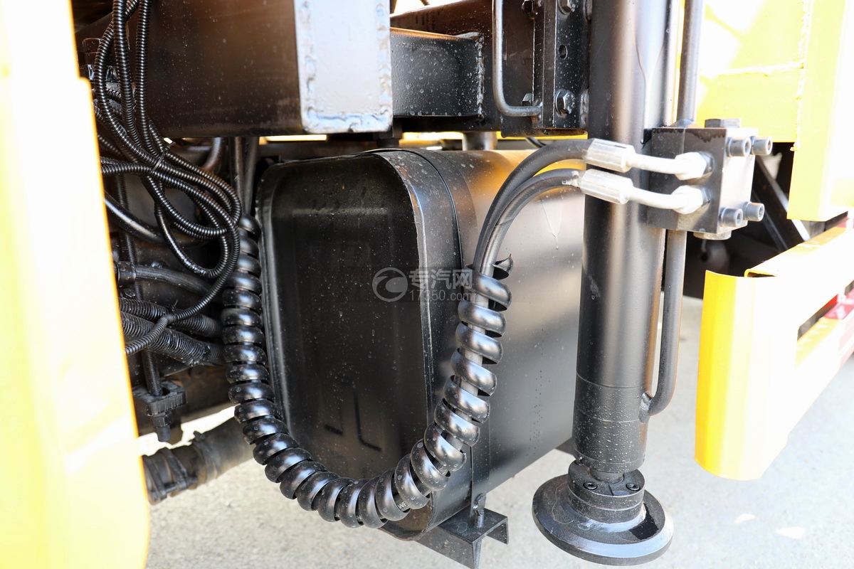 飛碟締途柴油版國六1.8噸折臂隨車吊(黃色)液壓油箱