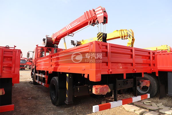 东风天锦VR单桥国五8吨直臂随车吊(红色)左后图
