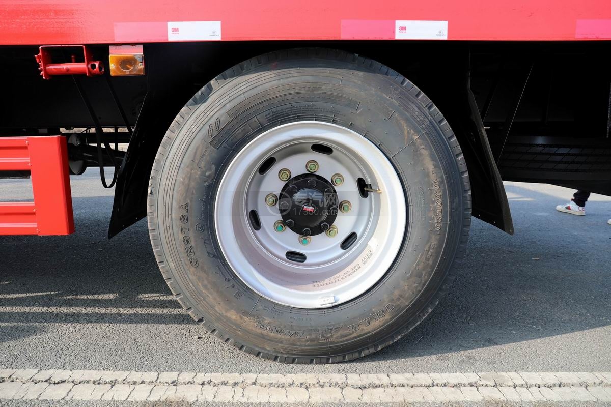 大运祥龙国六排半4.1米轴距平板运输车轮胎