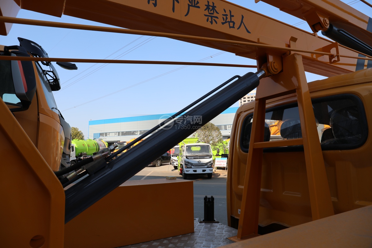 东风途逸双排国六13米折叠臂式高空作业车抽缸