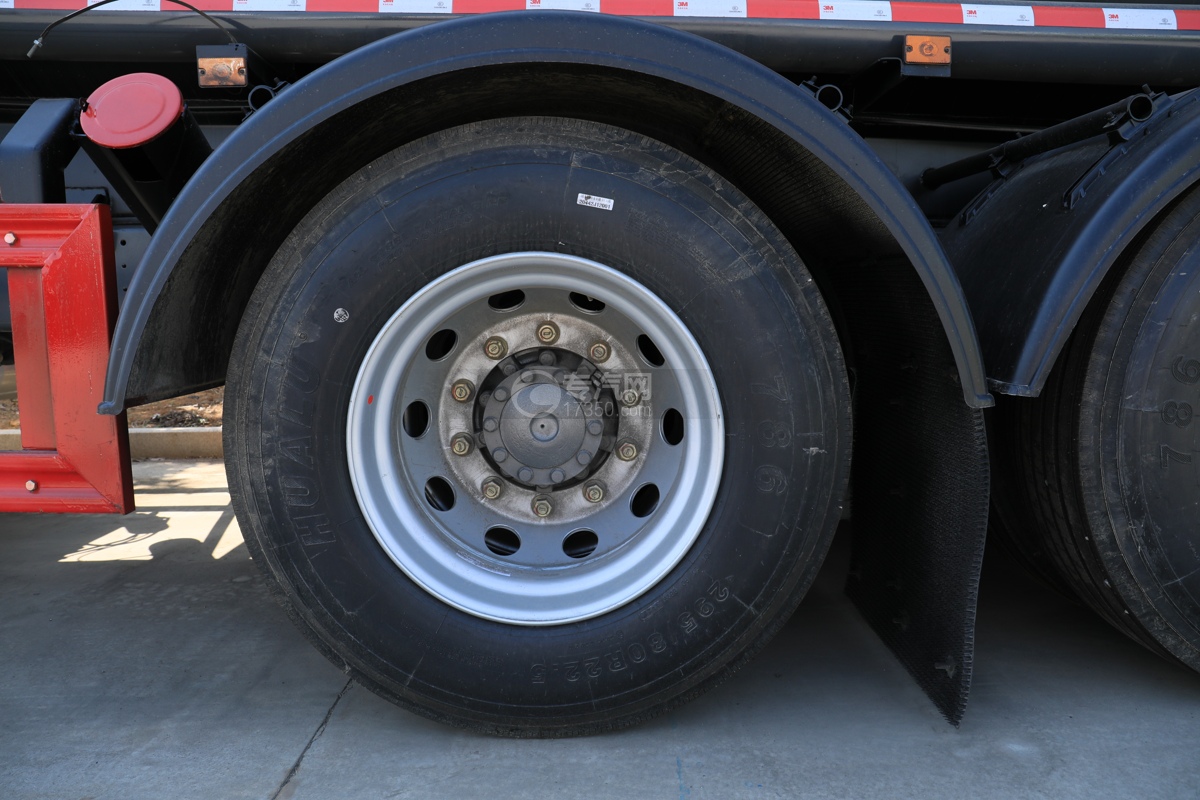 重汽豪沃TX后双桥国六14方腐蚀性物品罐式运输车轮胎