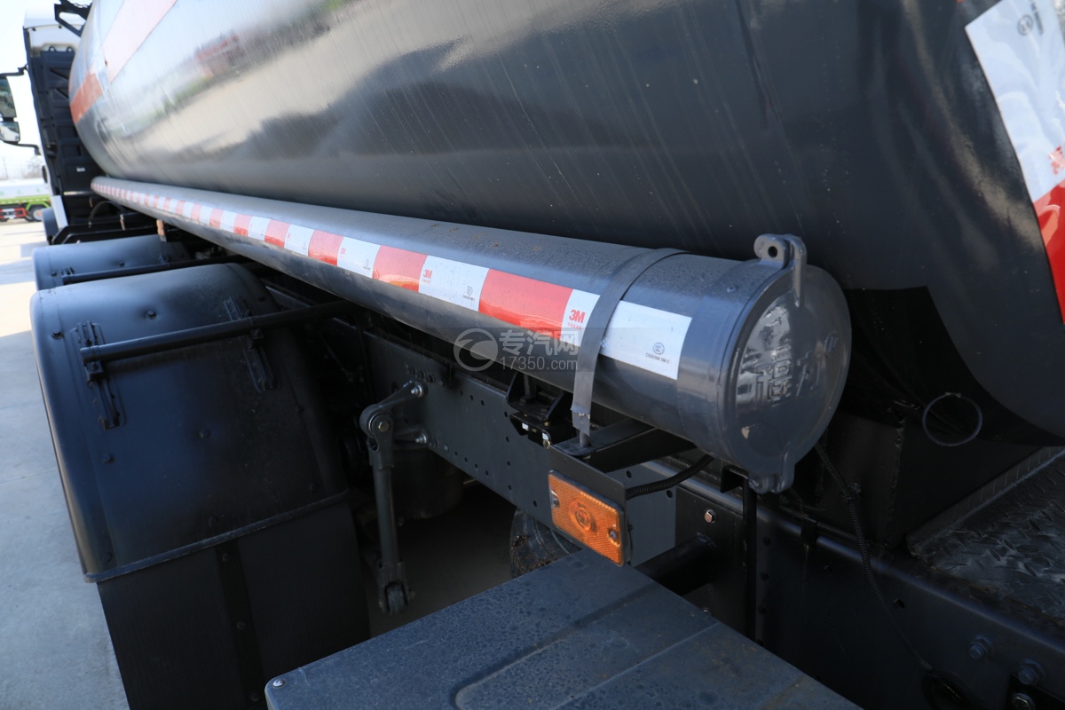重汽豪沃TX后双桥国六14方腐蚀性物品罐式运输车炮筒