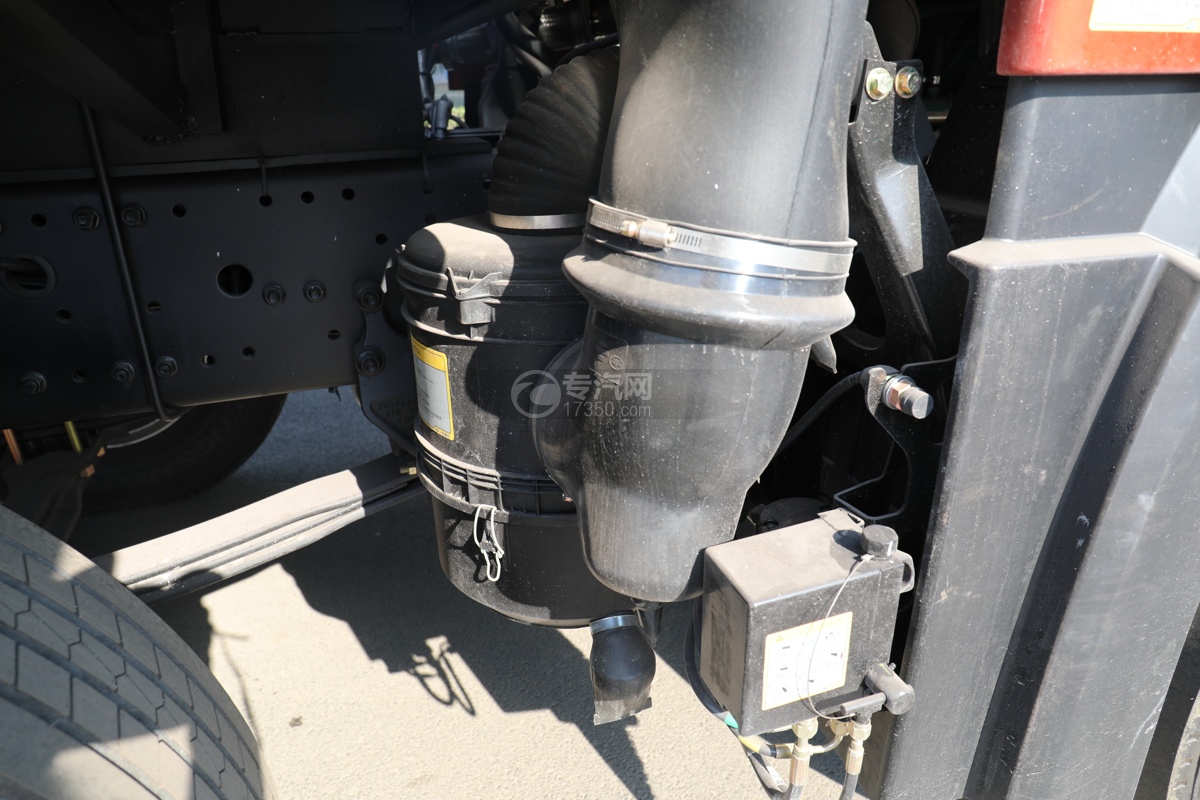 解放J6前四后八国五9.3米杂项危险物品厢式运输车空气滤清器