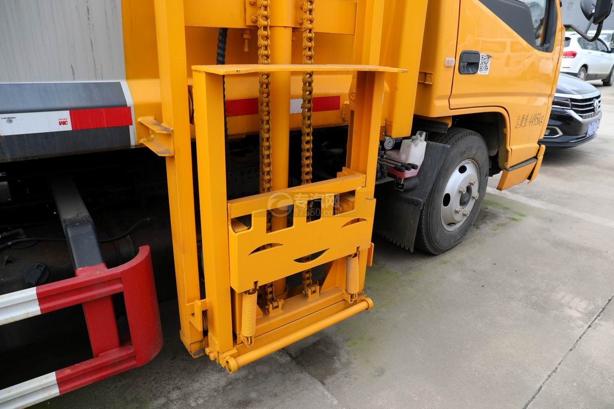 江铃顺达国六餐厨式垃圾车挂桶提升机构