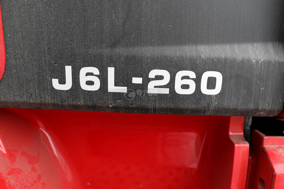 解放J6L小三轴国六散装饲料运输车外观细节