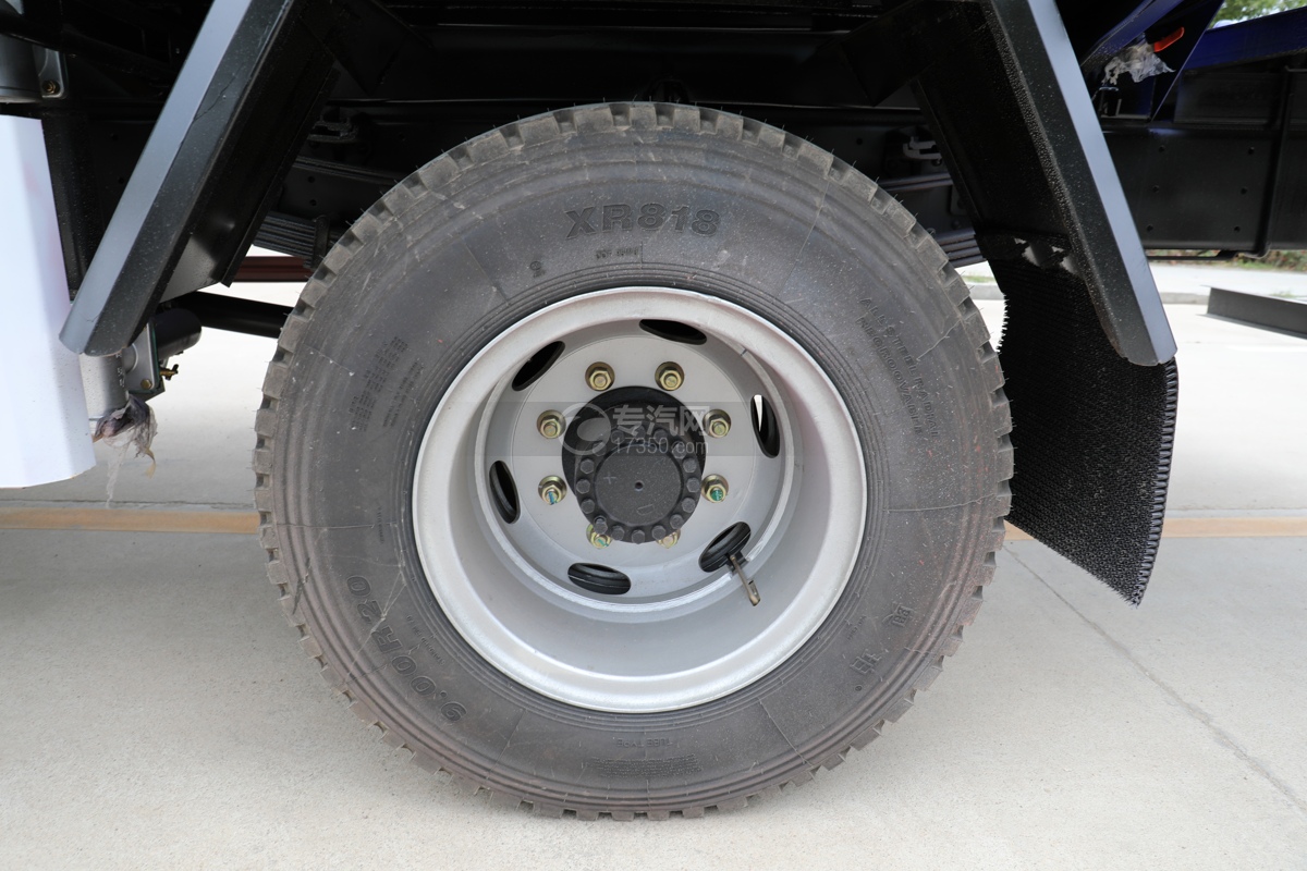 湖北大运F6国六10.2方绿化喷洒车轮胎