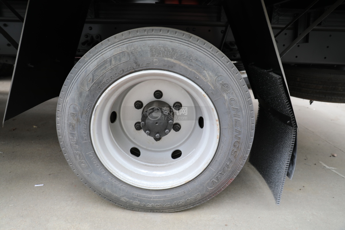 大运G6国六5.15米气瓶运输车轮胎