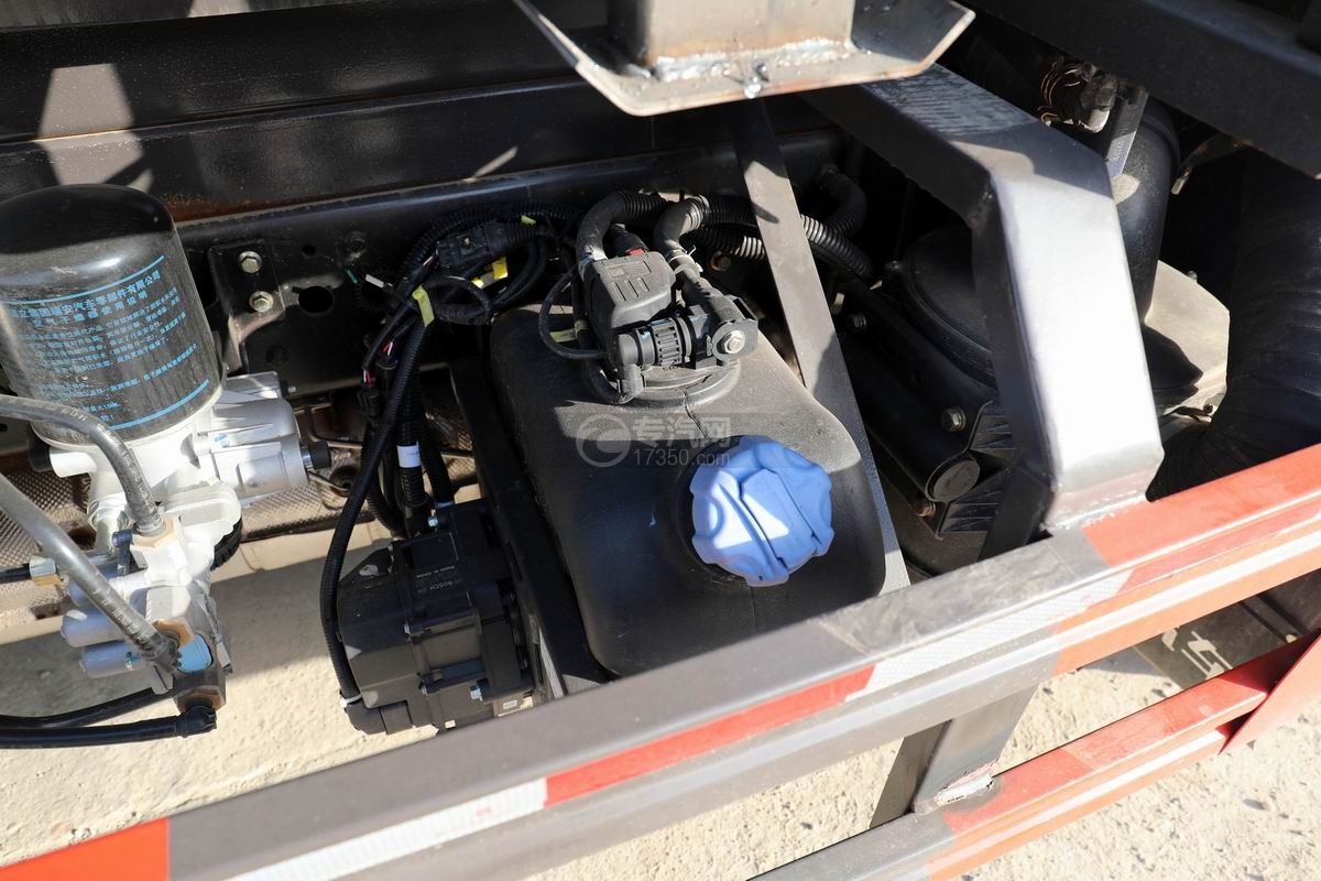 奥驰X2单排国六车厢可卸式垃圾车尿素罐