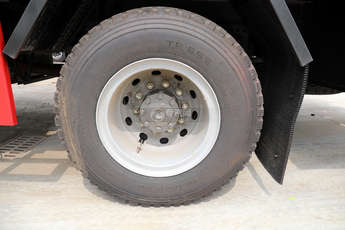 重汽豪沃TX单桥国六12.64方清洗吸污车轮胎