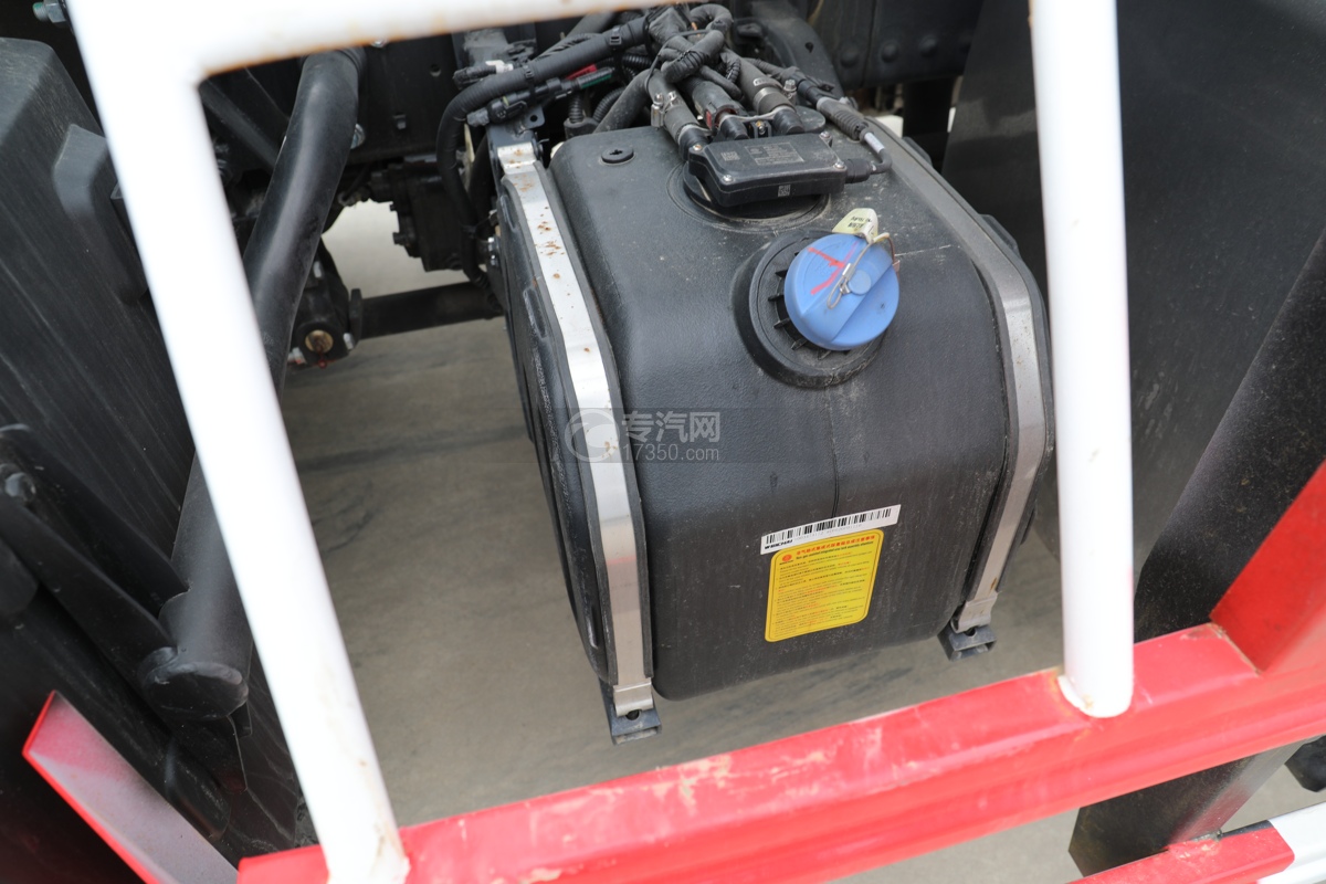 重汽豪沃悍将G5X国六10.71方消防洒水车尿素罐