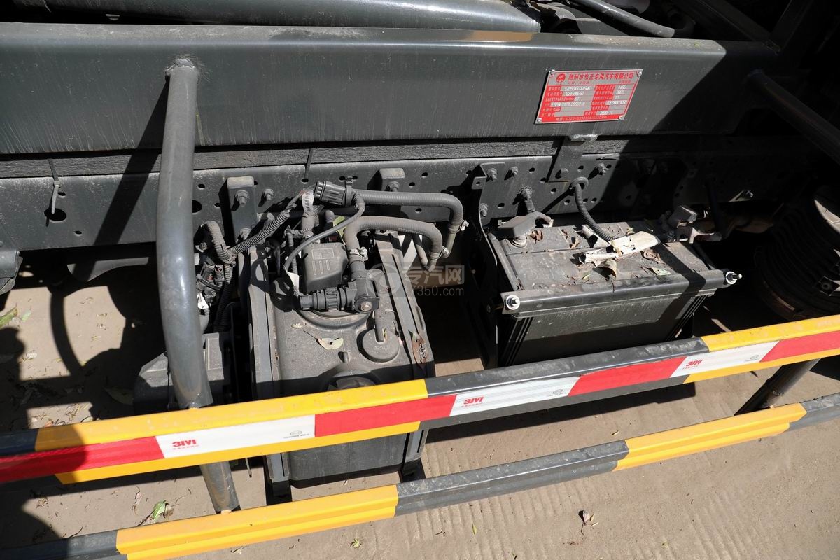跃进福运S80单排国六车厢可卸式垃圾车蓄电池、尿素箱