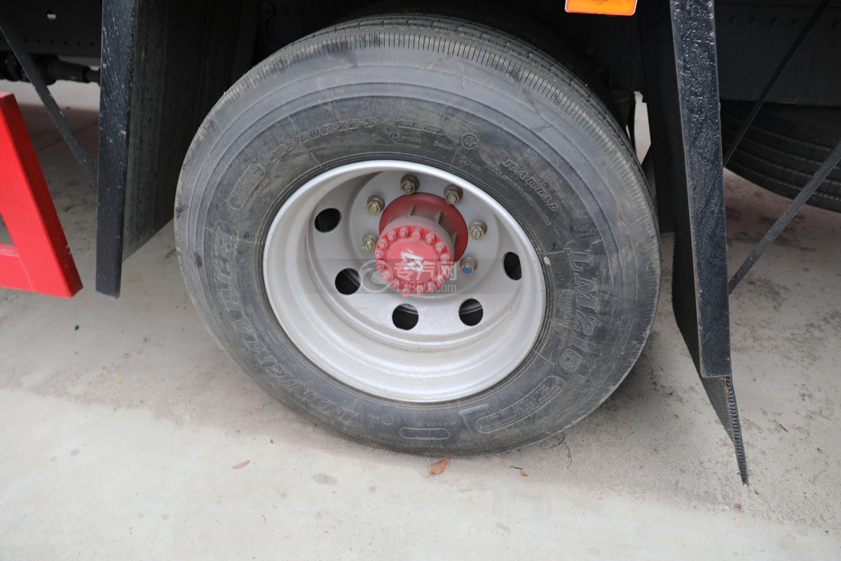 东风D9国六7.65米易燃气体厢式运输车轮胎