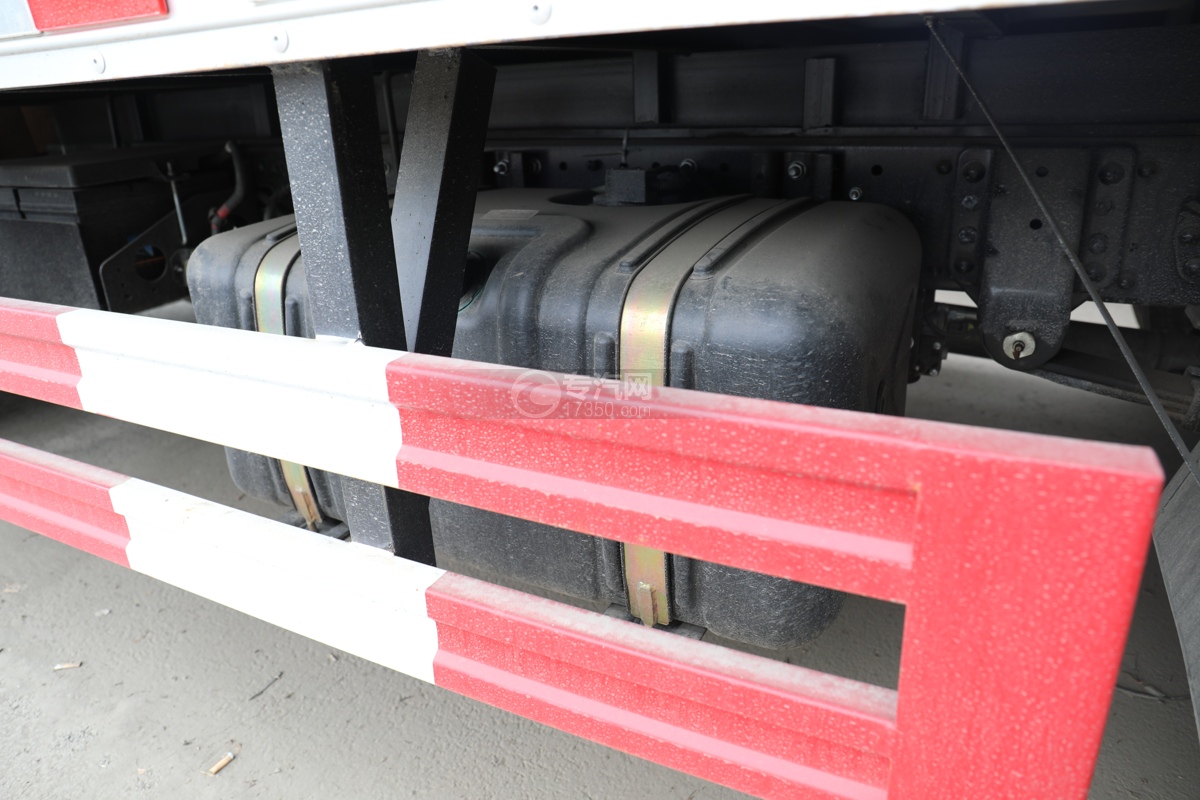 跃进超运C500国六4.1米杂项危险物品厢式运输车油箱