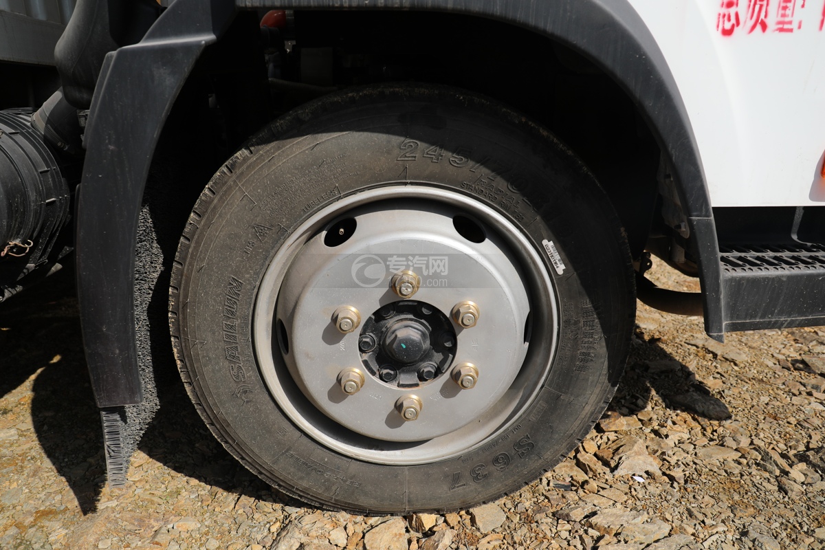 解放虎VN国六5.15米杂项危险物品厢式运输车轮胎