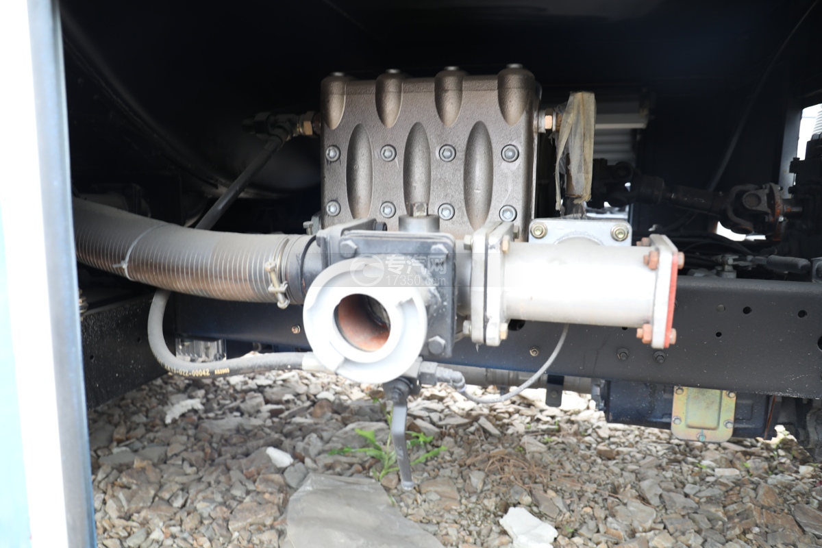 东风福瑞卡F6国六3.36方高压清洗车高压柱塞泵