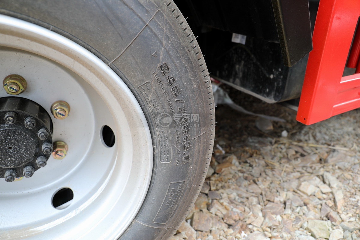 东风多利卡D7国六8.2方清洗吸污车轮胎细节
