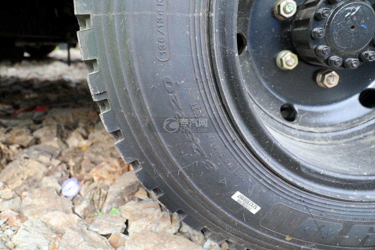 东风福瑞卡F7国六10.62方清洗吸污车轮胎细节