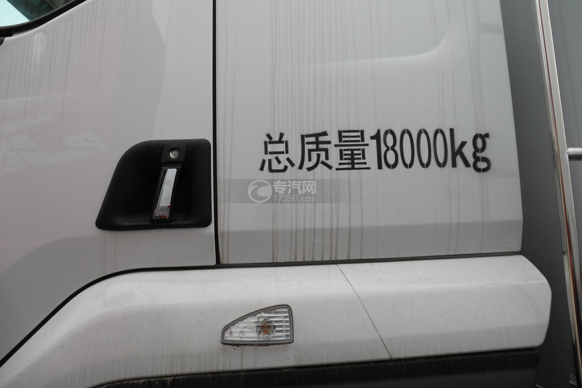 柳汽乘龙H5国六6.8米冷藏车门标识