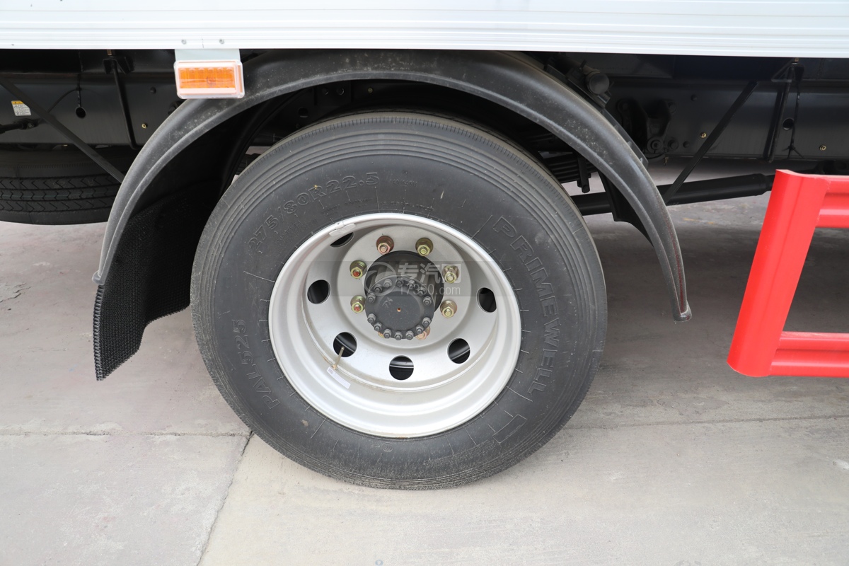 柳汽乘龙H5国六6.8米冷藏车轮胎