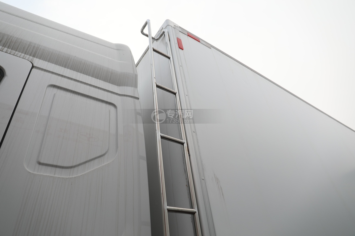 柳汽乘龙H5国六6.8米冷藏车爬梯