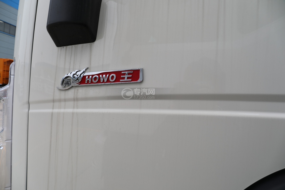 重汽豪沃G5X国六5.64米冷藏车门标识