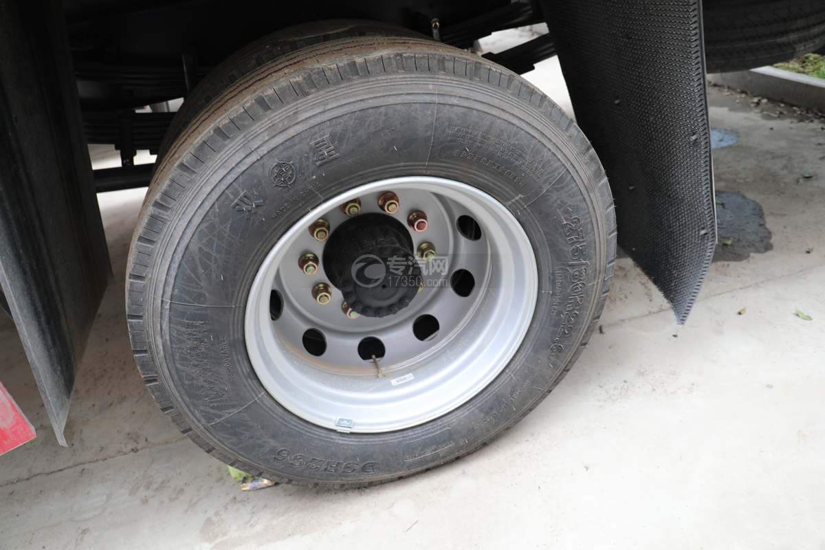 重汽豪沃G5X国六5.64米冷藏车轮胎
