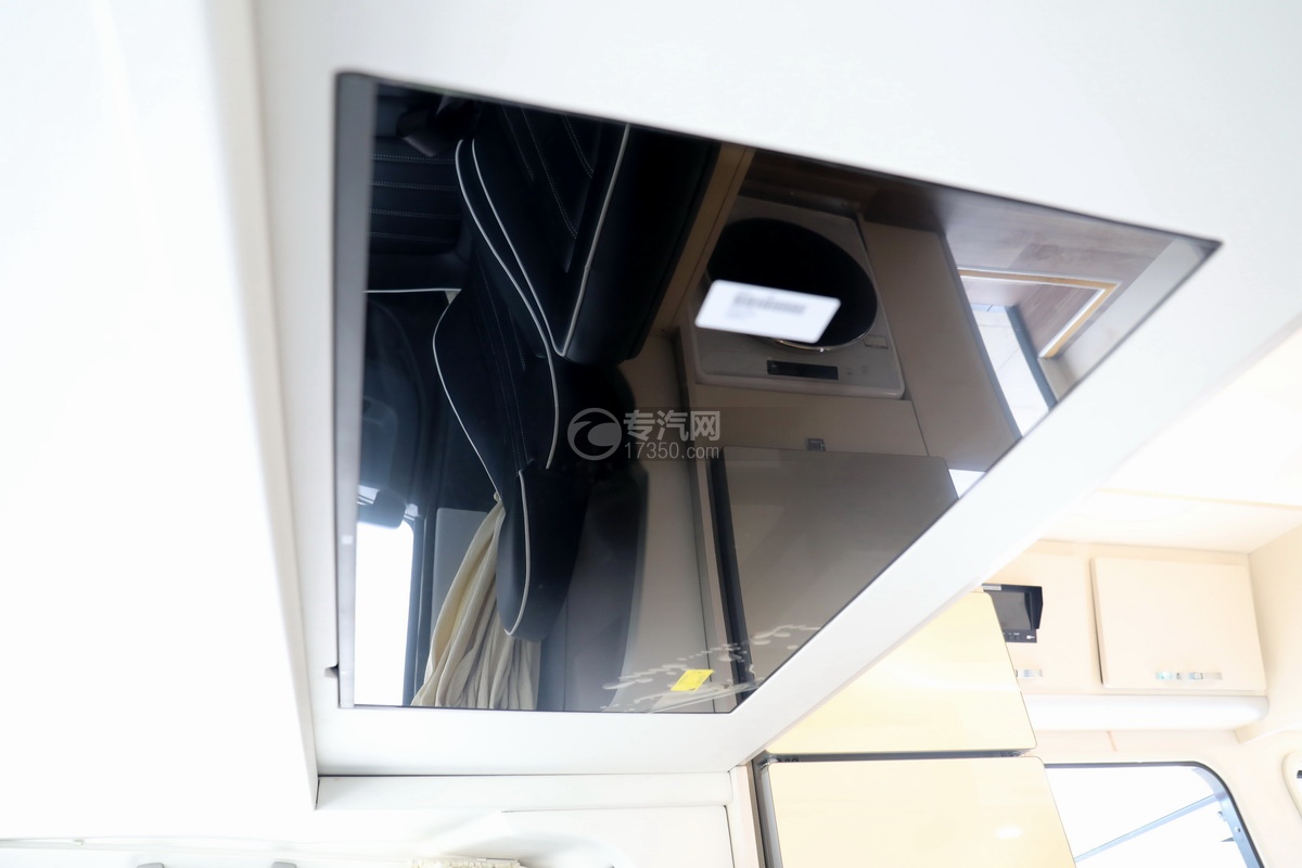 跃进快运H500国六C型房车顶部隐藏液晶电视机