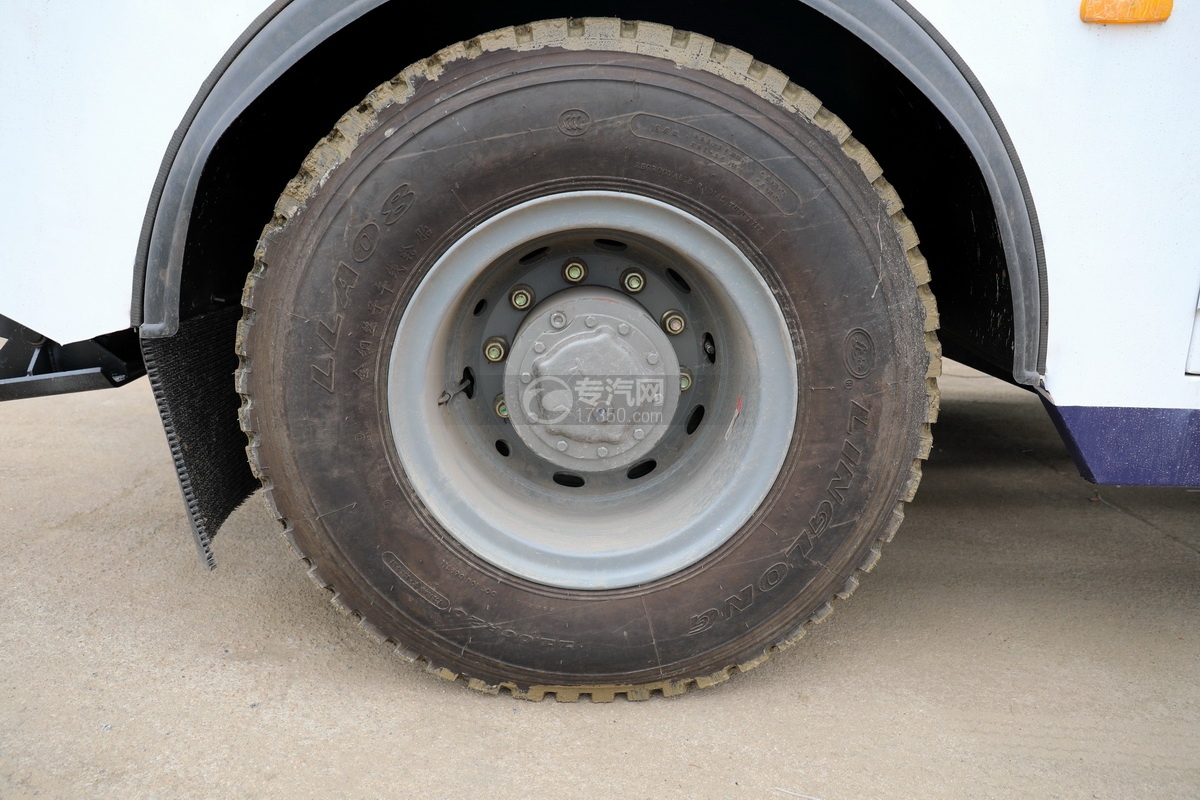 重汽豪沃TX单桥国六拖吊联体清障车(白色)轮胎