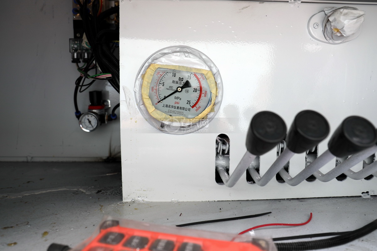 重汽豪沃TX单桥国六拖吊联体清障车(白色)耐震压力表