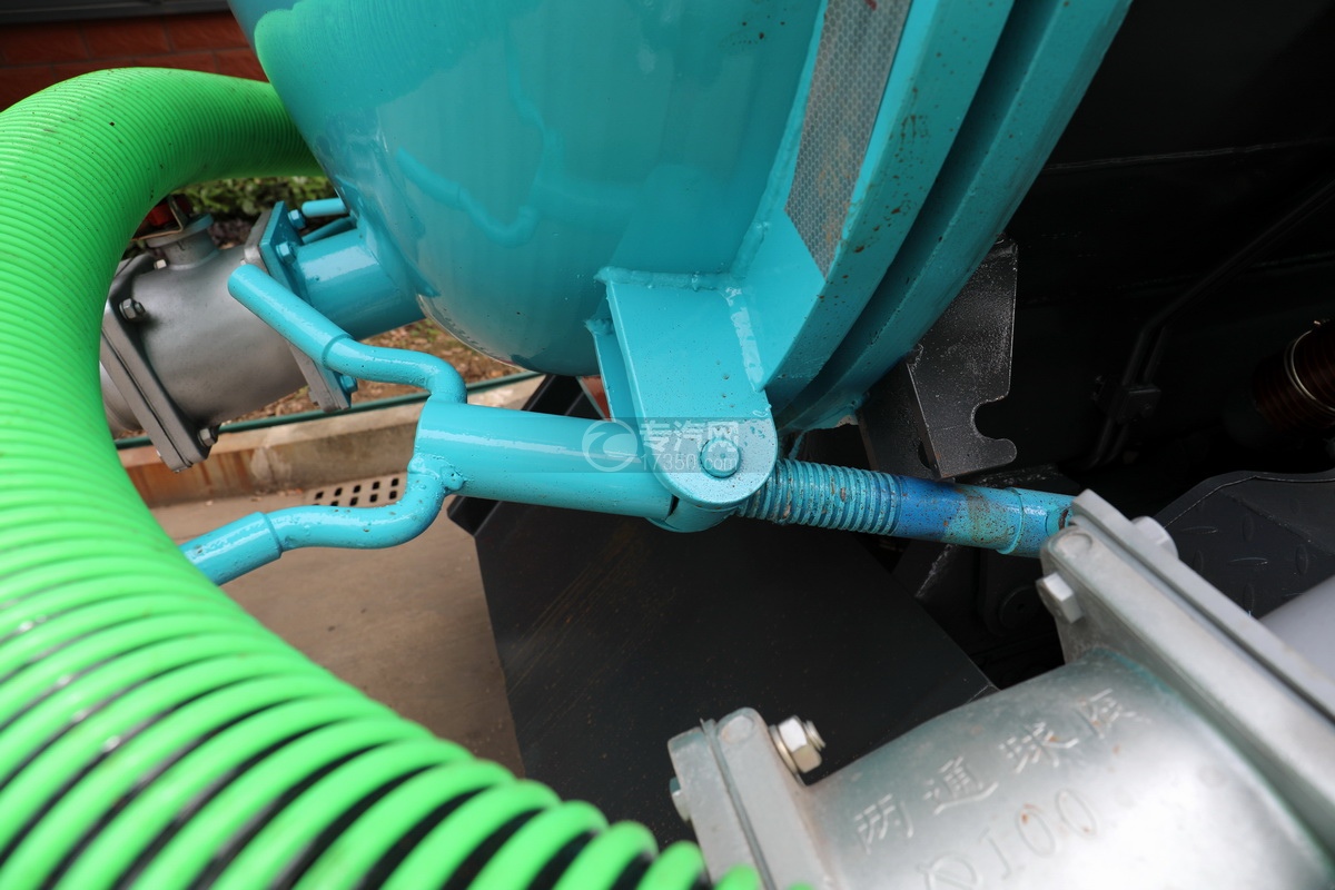 东风多利卡D6国六4.1方吸污车罐体后盖锁紧装置