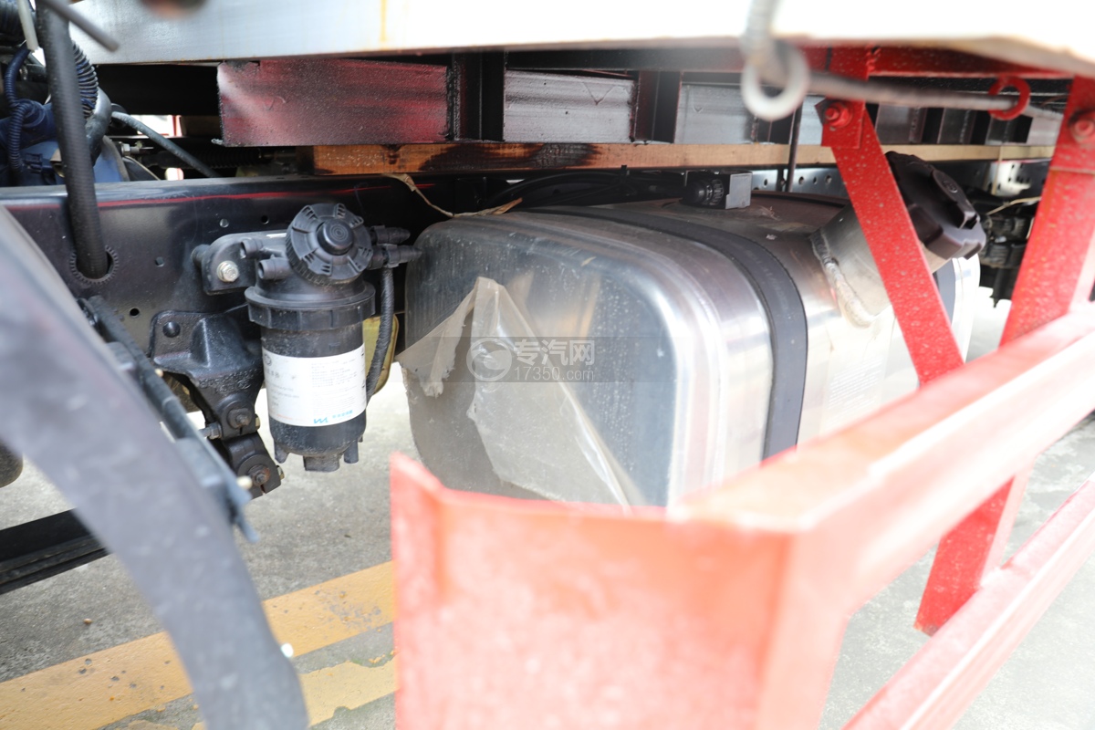 解放虎VN国六4.15米气瓶运输车（栏板式）油箱