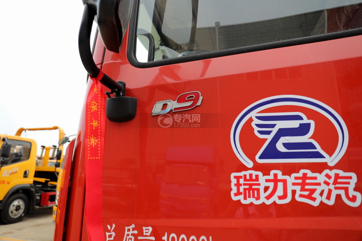 东风多利卡D9国六厢式畜禽运输车(红色)细节