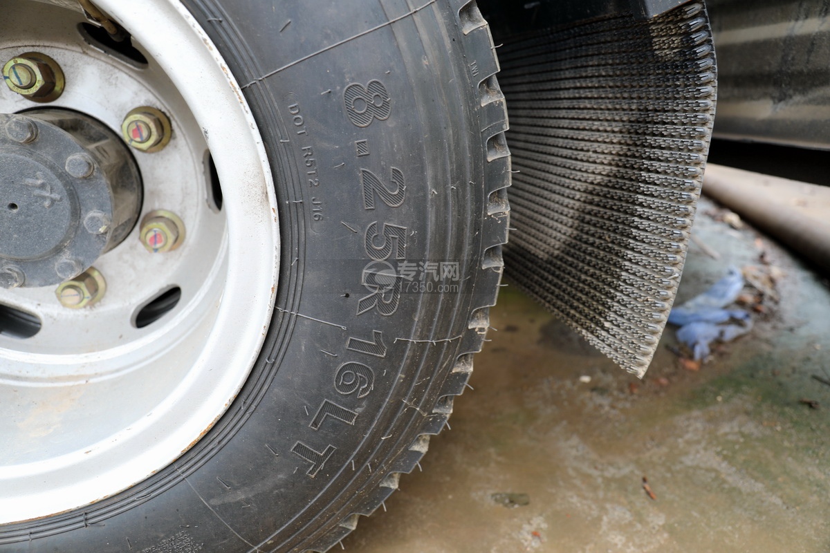 东风福瑞卡F6国六6方清洗吸污车轮胎细节