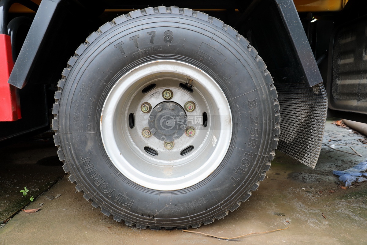 东风福瑞卡F6国六6方清洗吸污车轮胎