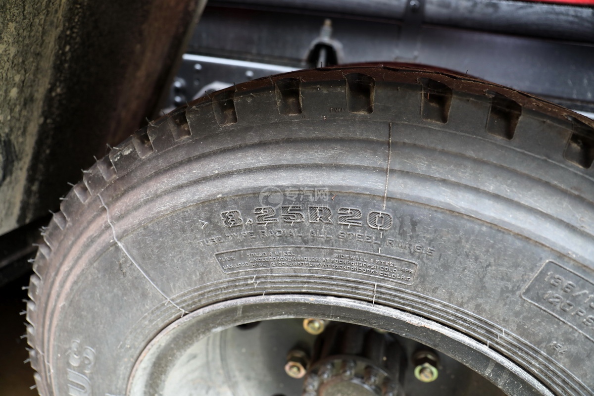 东风福瑞卡F7国六10.25方清洗吸污车轮胎细节